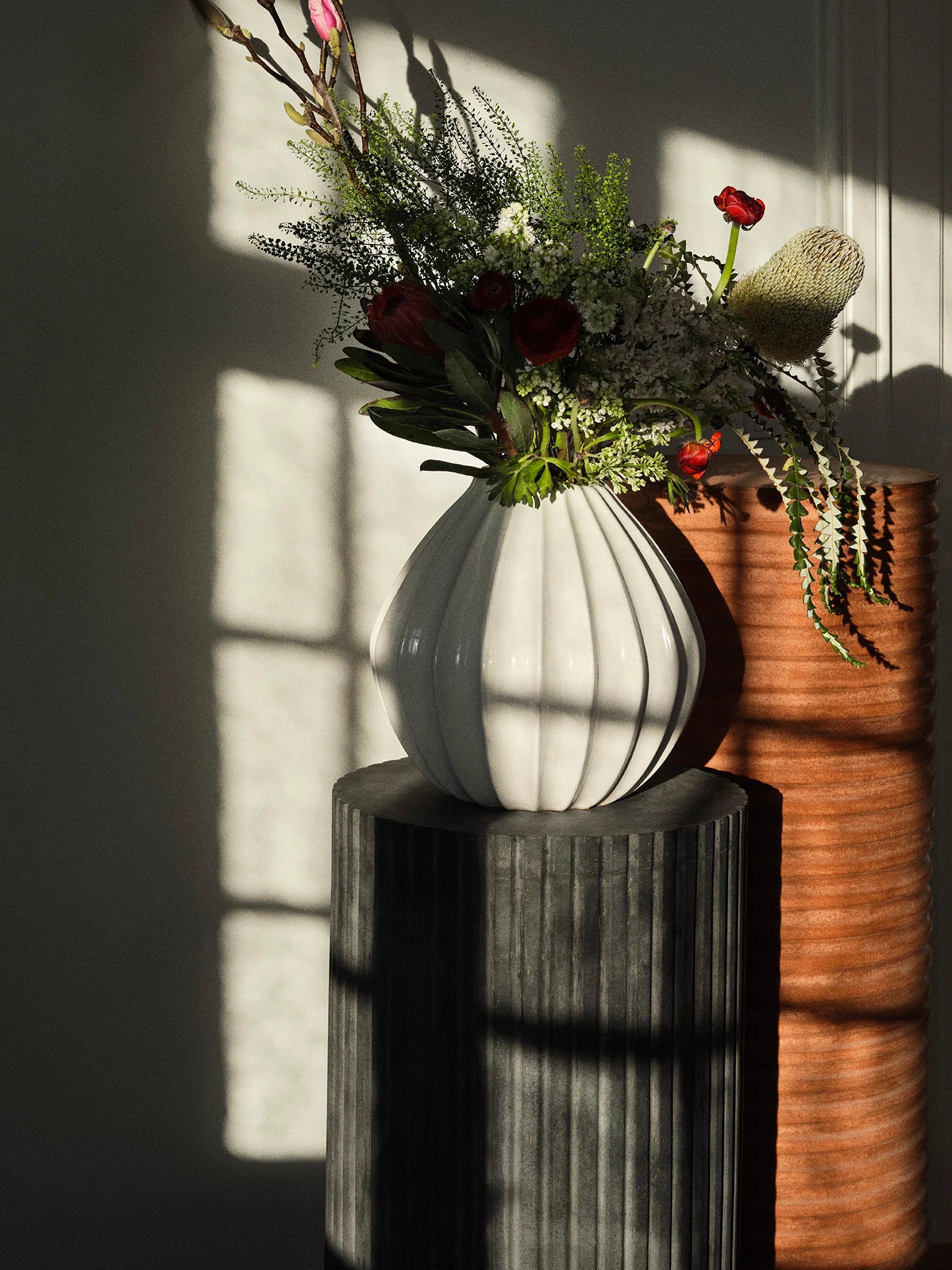 vase strié en céramique blanc