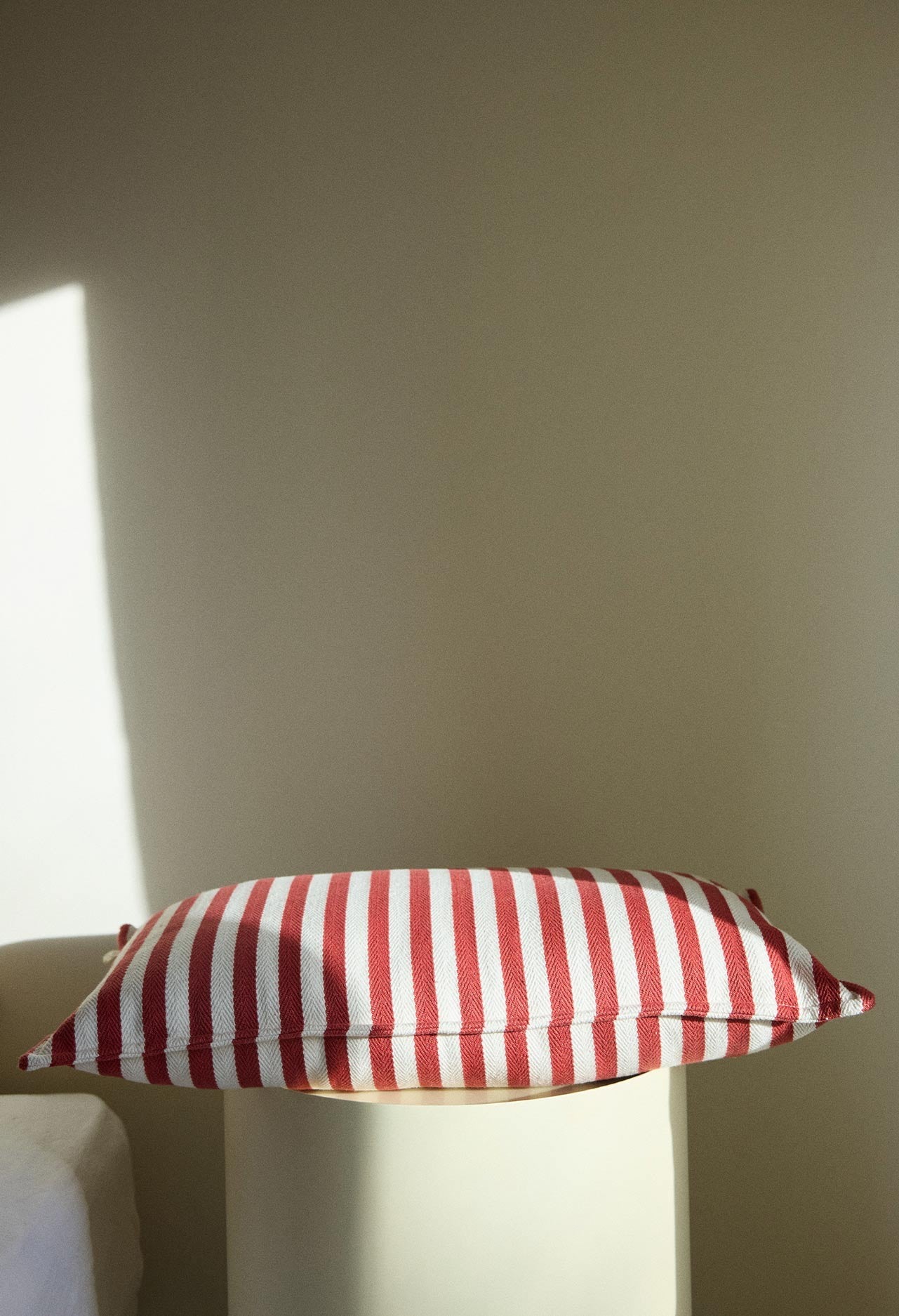 coussin en coton rayé rouge et blanc