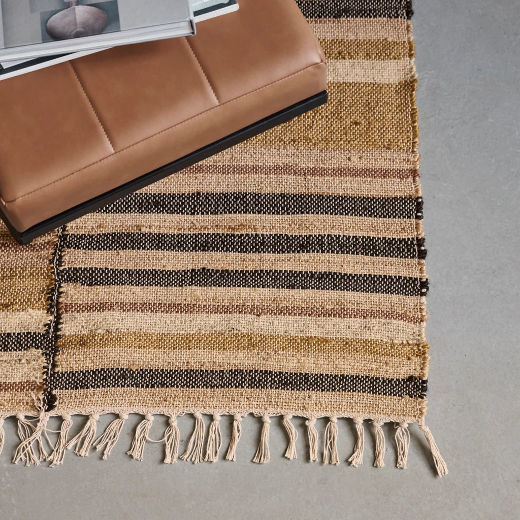 tapis avec ligne noire, beige, ocre en jute