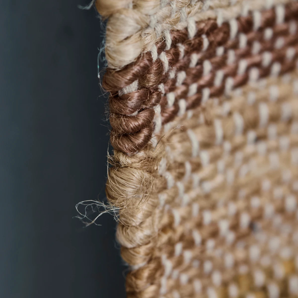 tapis avec ligne noire, beige, ocre en jute