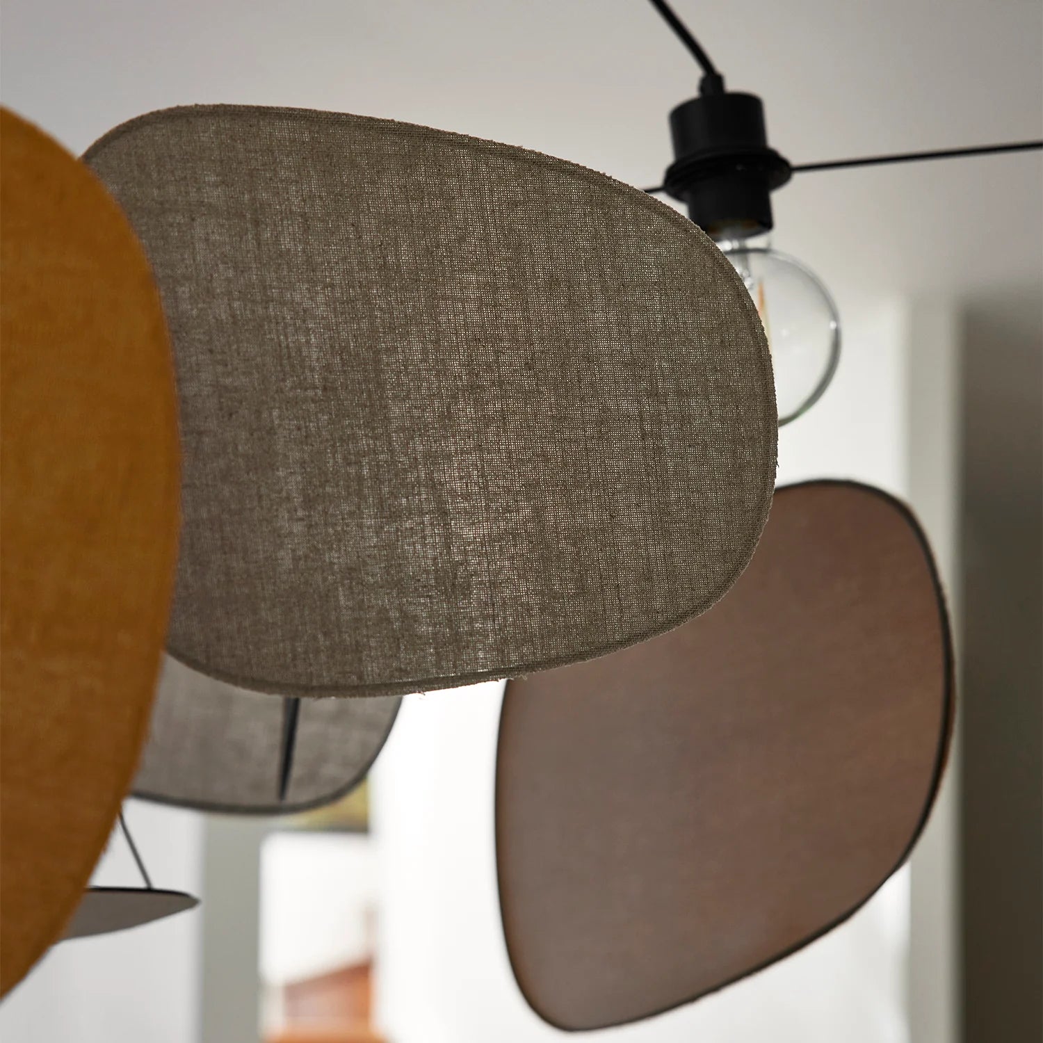 Suspension screen market set mobile en lin beige et jaune curry