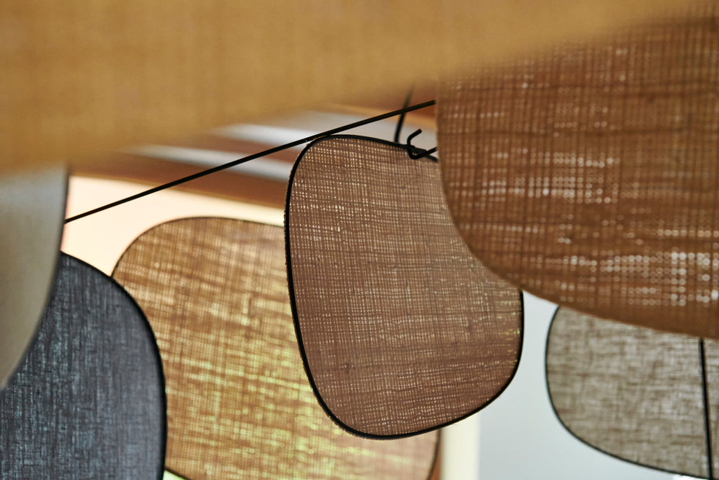 Suspension market set screen mobile en lin beige et noir et raphia