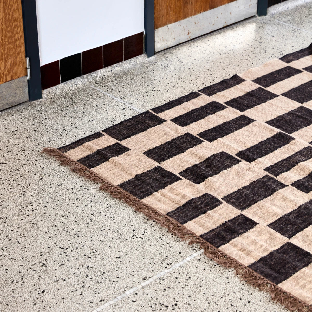 tapis géométrique noir et beige en laine et jute