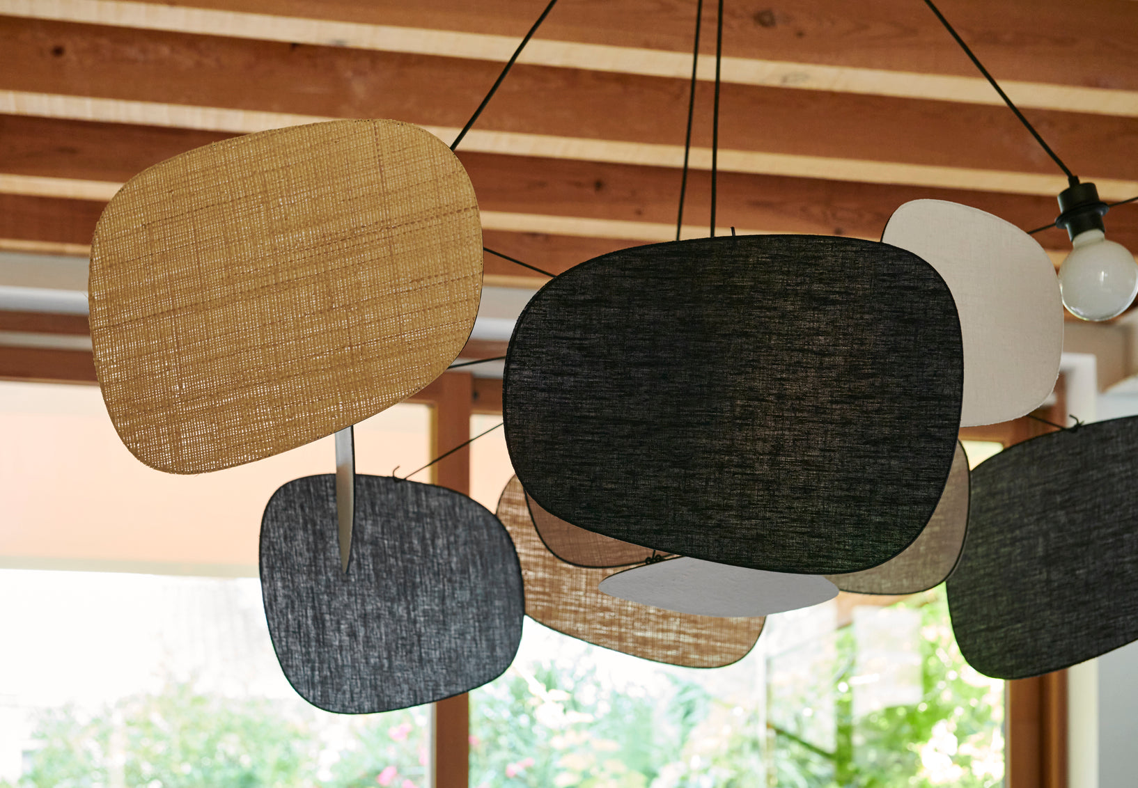 Suspension market set screen mobile en lin beige et noir et raphia