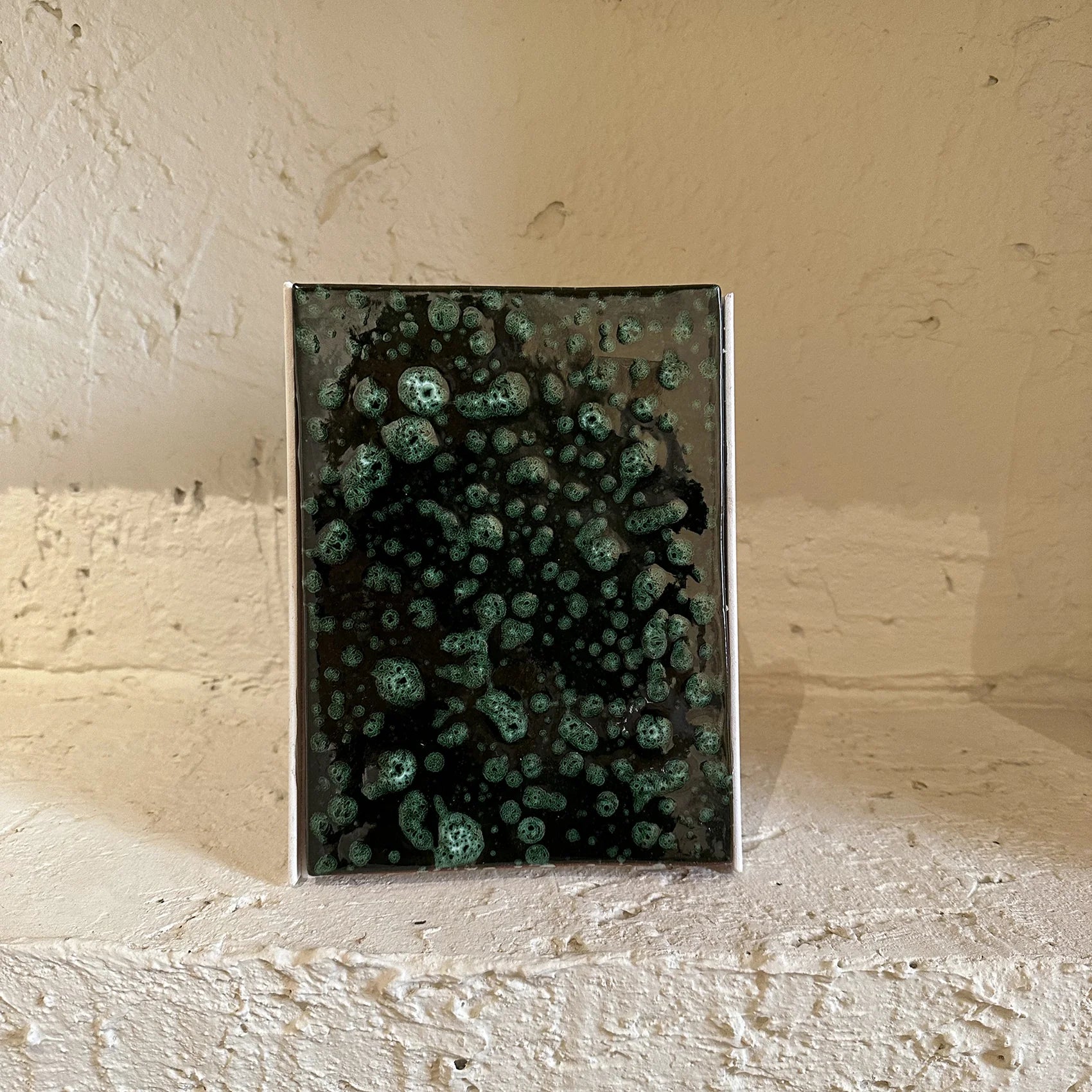 Applique murale dante vert texturé céramique et fer honoré deco