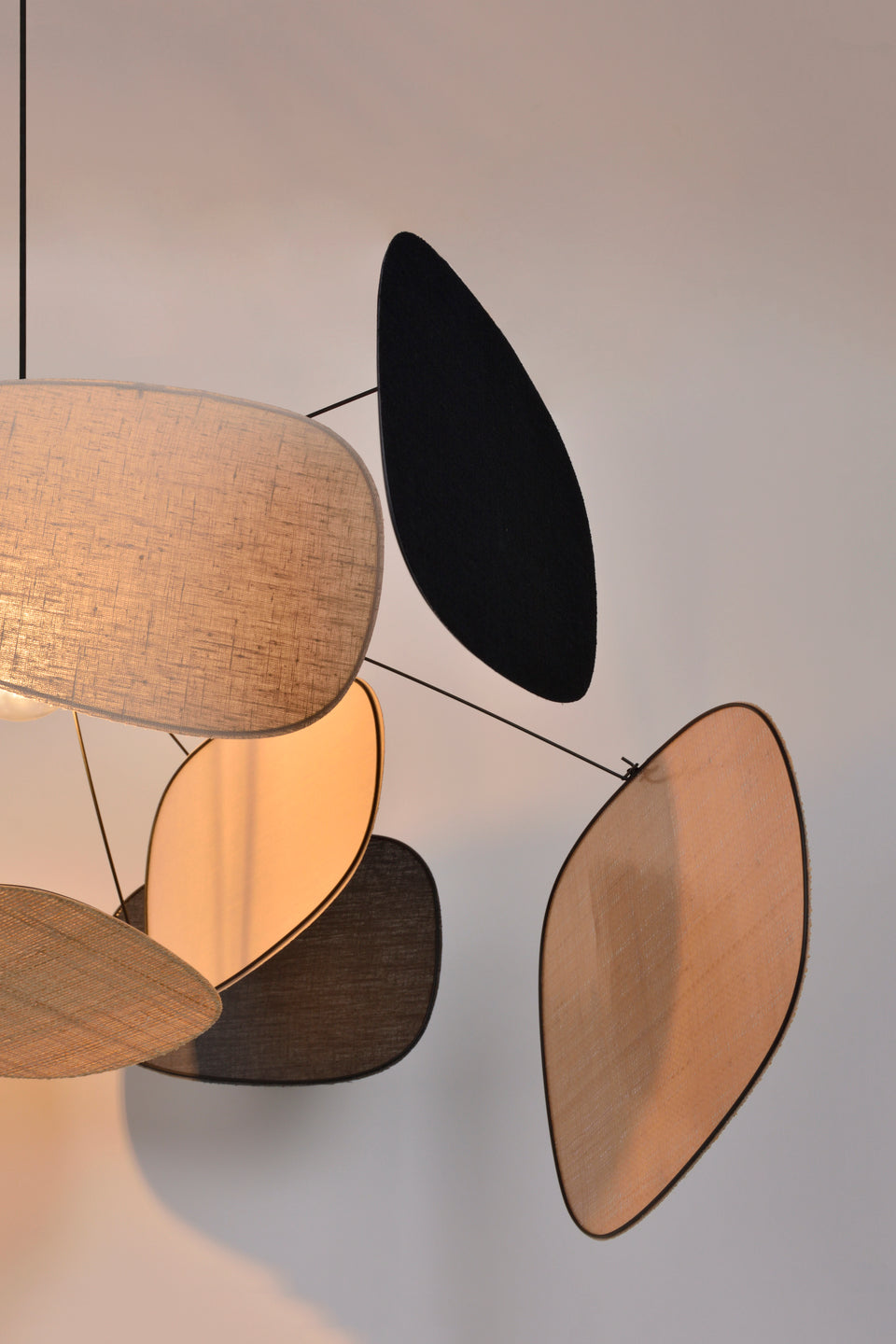 Suspension market set screen mobile en lin beige et noir et raphia