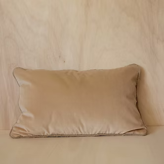 Coussin antigua velours beige et passepoil en jute gabriel paris