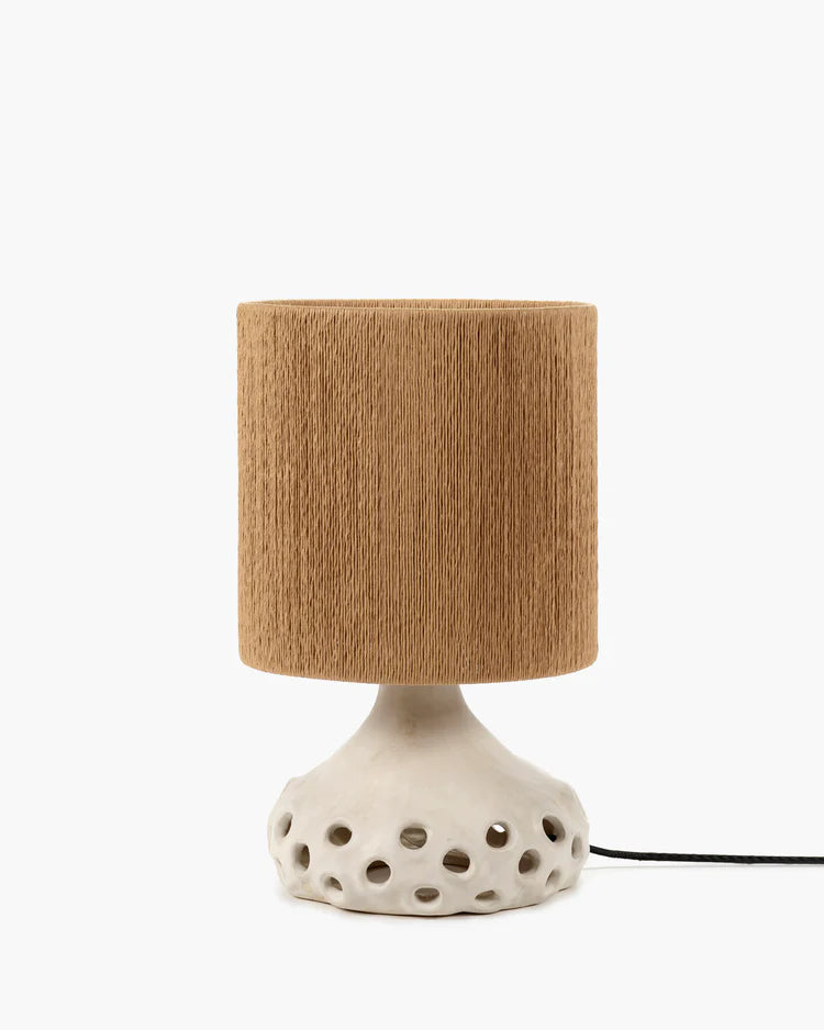 Lampe à poser en grès organique avec abat jour en rotin et pied de lampe avec des trous