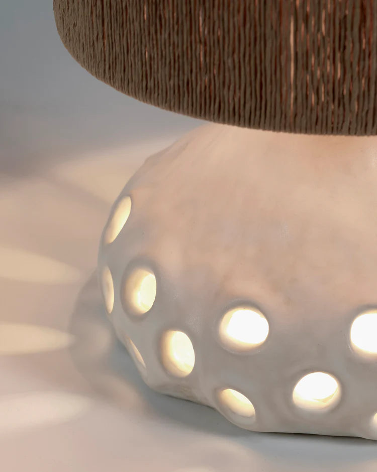 Lampe à poser en grès organique avec abat jour en rotin et pied de lampe avec des trous