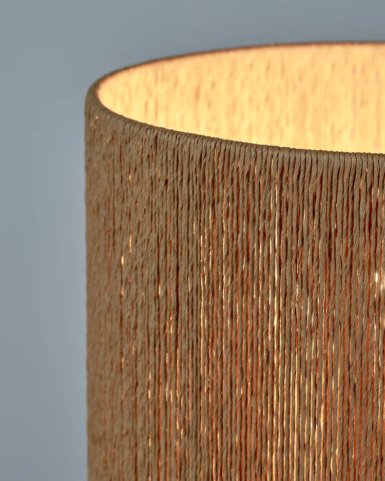 Lampe à poser en grès organique avec abat jour en rotin et pied de lampe avec des trous