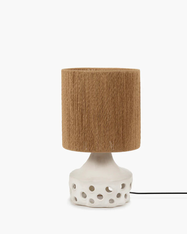 Lampe en grès blanche avec pied de lampe à trous et abat jour en raphia