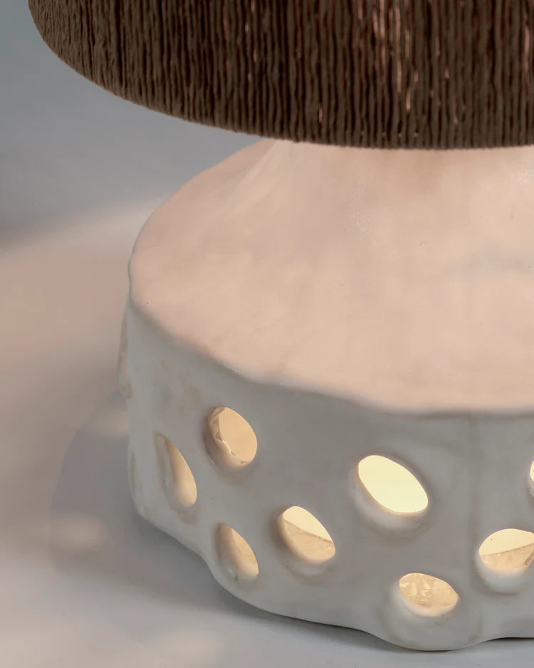 Lampe en grès blanche avec pied de lampe à trous et abat jour en raphia