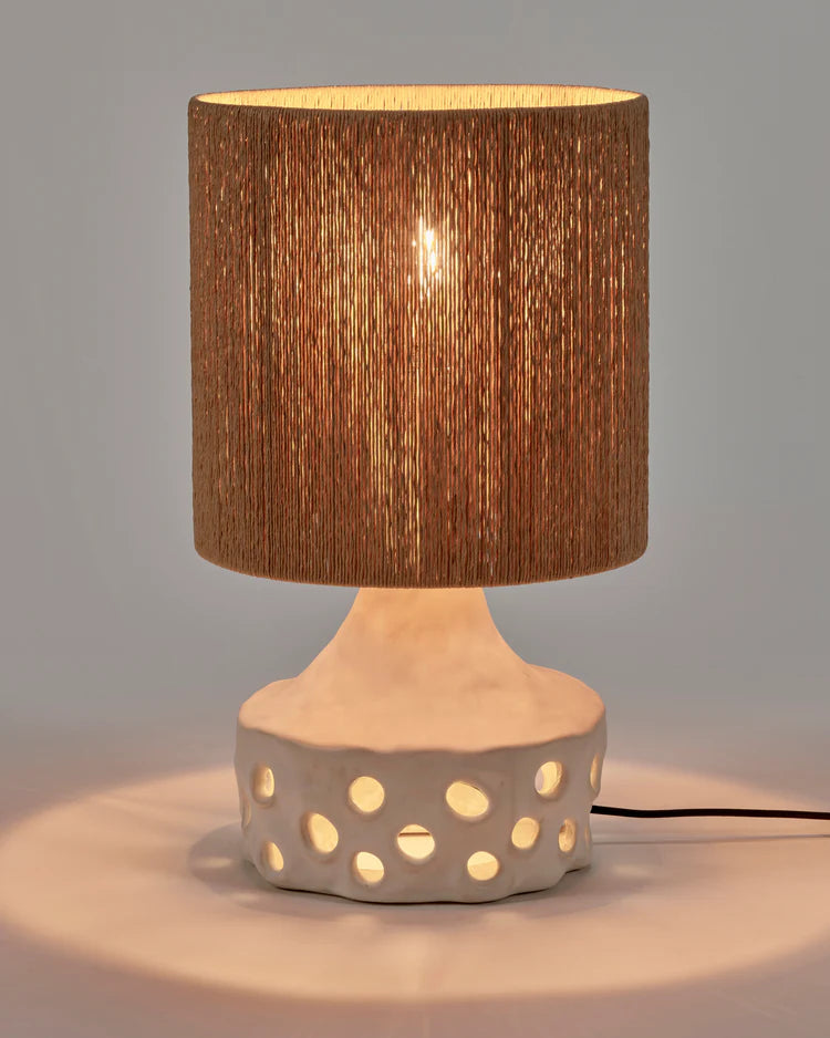 Lampe en grès blanche avec pied de lampe à trous et abat jour en raphia