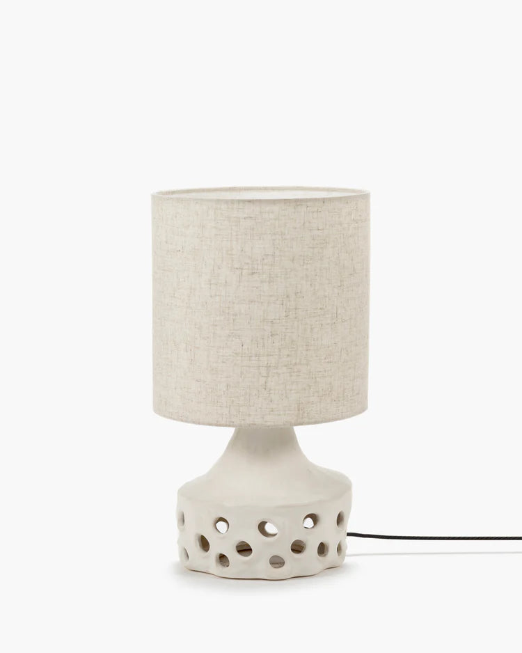 Lampe en grès blanche avec pied de lampe à trous et abat jour en tissu beige clair
