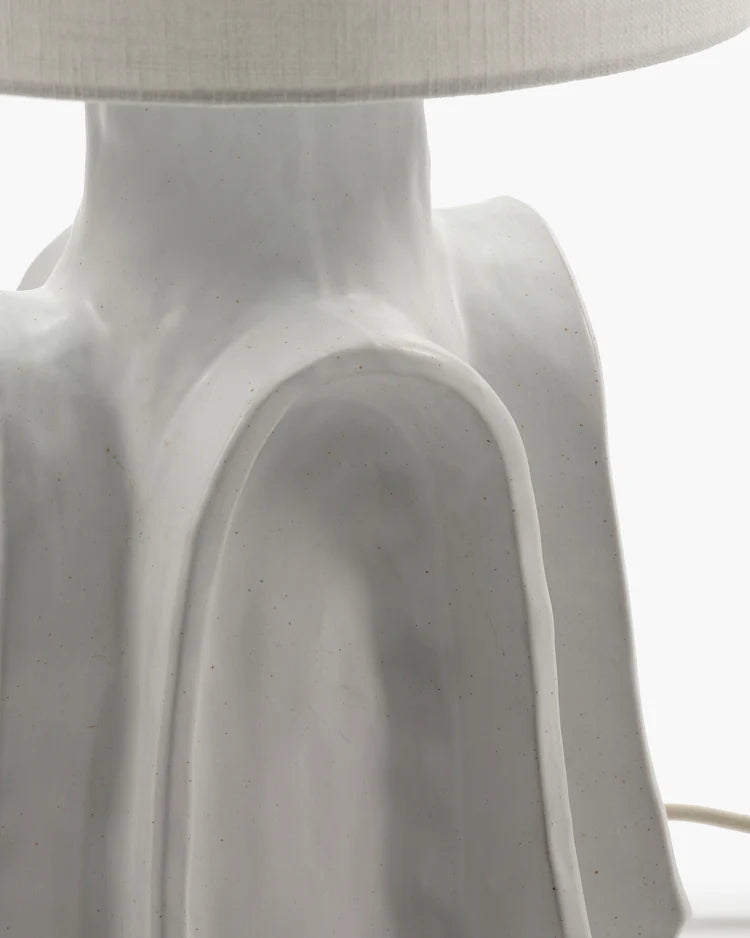 Lampe serax blanche avec pied de lampe organique en grès et abat jour en tissu beige clair