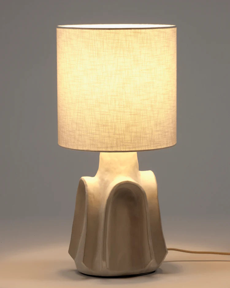 Lampe serax blanche avec pied de lampe organique en grès et abat jour en tissu beige clair