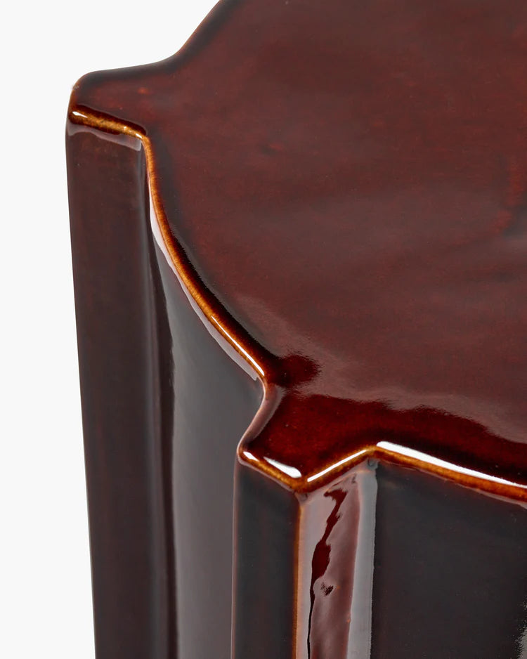 Table d'appoint serax géométrique en grès bordeaux 
