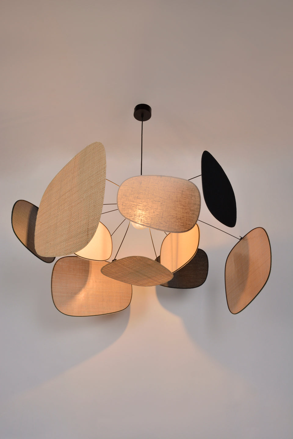 Suspension market set screen mobile en lin beige et noir et raphia