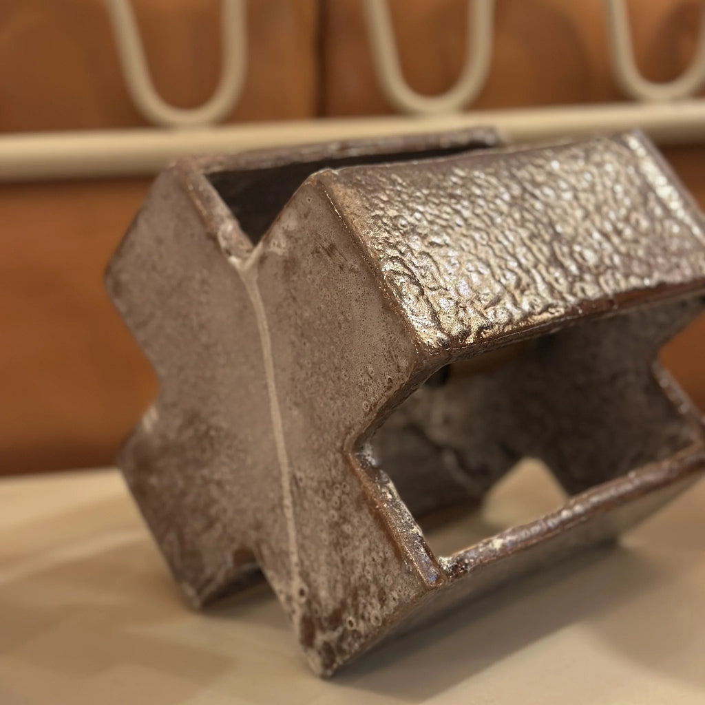 suspension blanc et marron en forme de croix en céramique honoré déco 