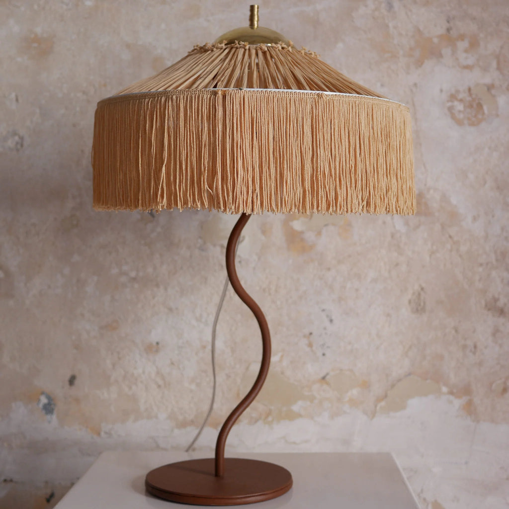 lampe à poser abat jour raphia et franges dorés structure en fer marron ondulée