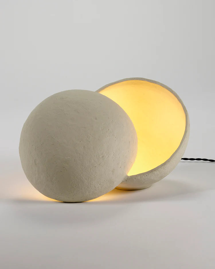 Lampe avec deux demi sphère en papier mâché blanc 