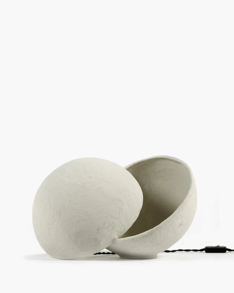 Lampe Earth avec deux demi sphère en papier mâché blanc 