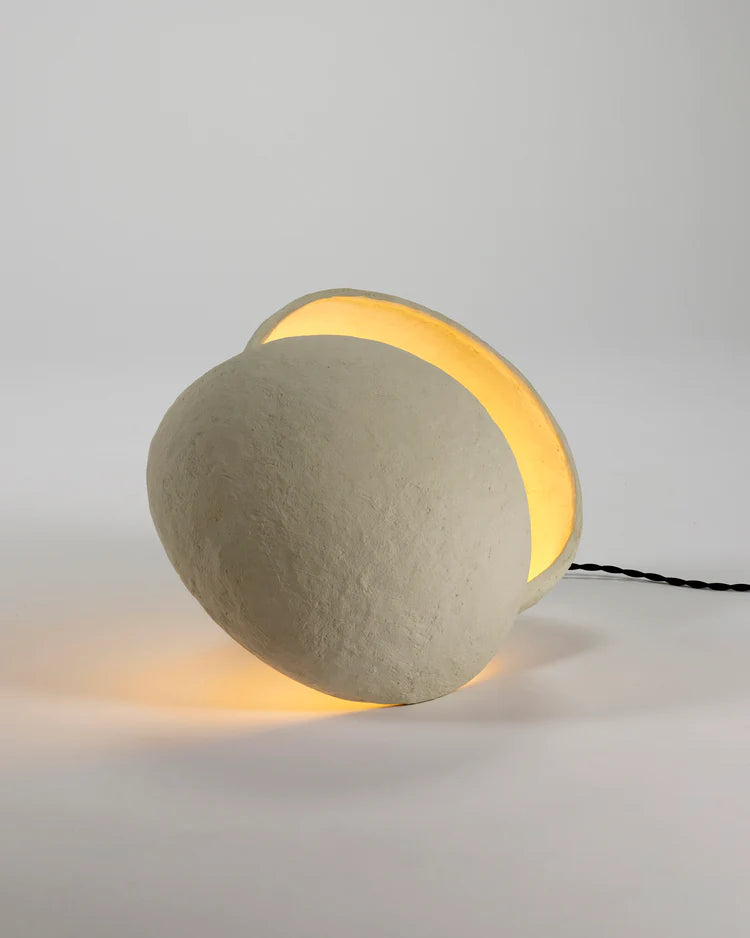 Lampe avec deux demi sphère en papier mâché blanc 