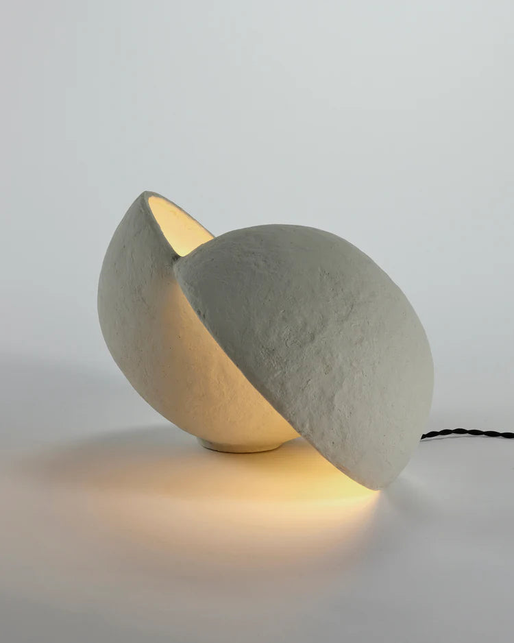 Lampe avec deux demi sphère en papier mâché blanc 
