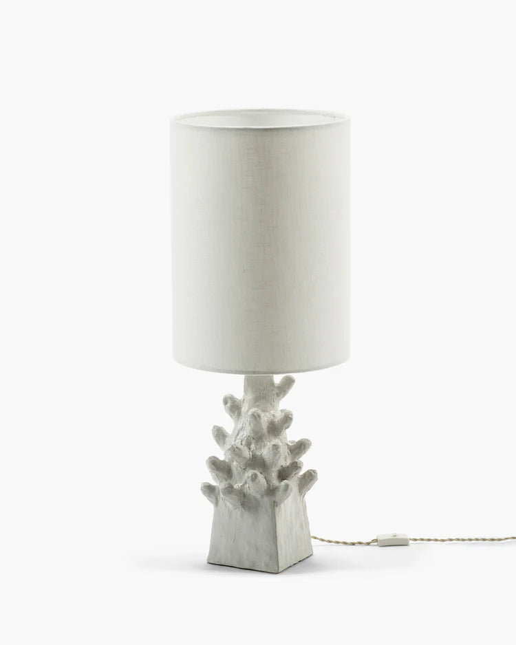 Lampe serax blanche organique avec un pied en grès blanc et un abat jour en tissu beige clair