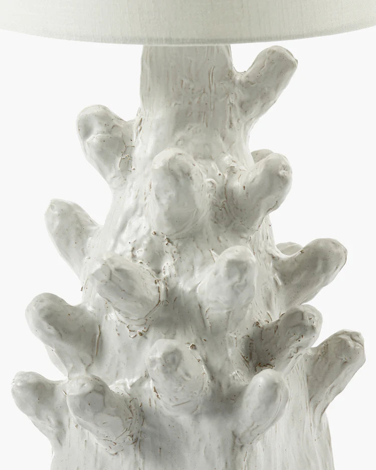 Lampe serax blanche organique avec un pied en grès blanc et un abat jour en tissu beige clair