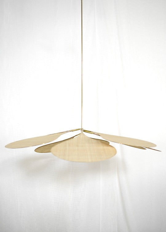 suspension George en forme de fleur en raphia et laiton doré 