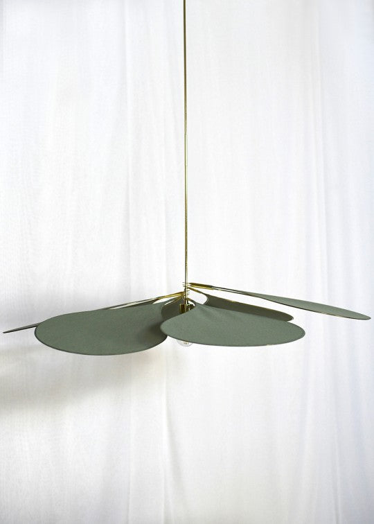 suspension George en forme de fleur en raphia et laiton doré 