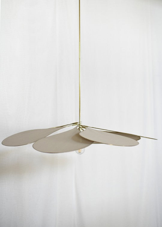 suspension George store en forme de fleur, en laiton et tissu beige