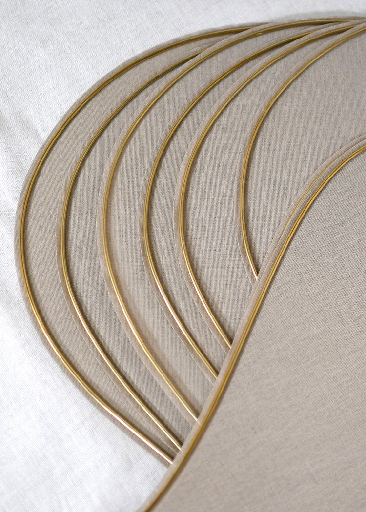 suspension George store en forme de fleur, en laiton et tissu beige