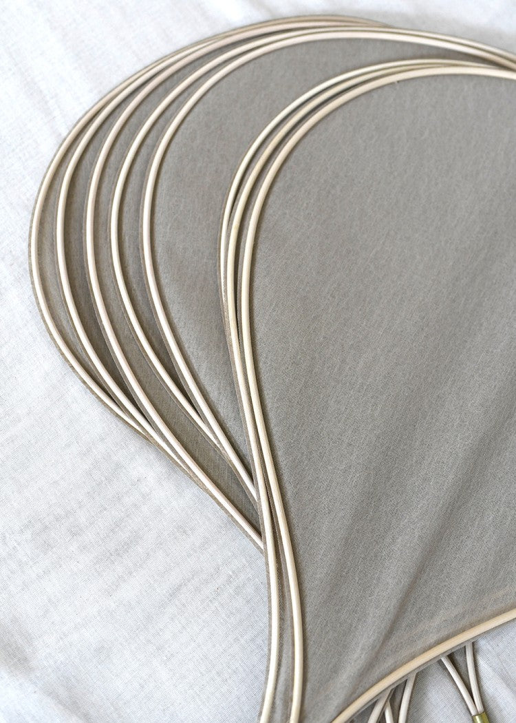 suspension George en forme de fleur en rotin et tissu beige