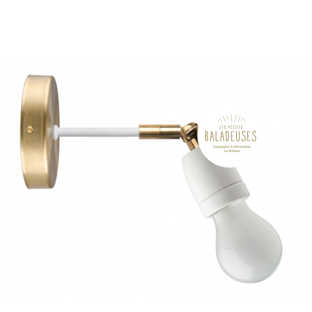 Applique  base en laiton avec un bras en acier laqué blanc et une douille en porcelaine blanche zangra