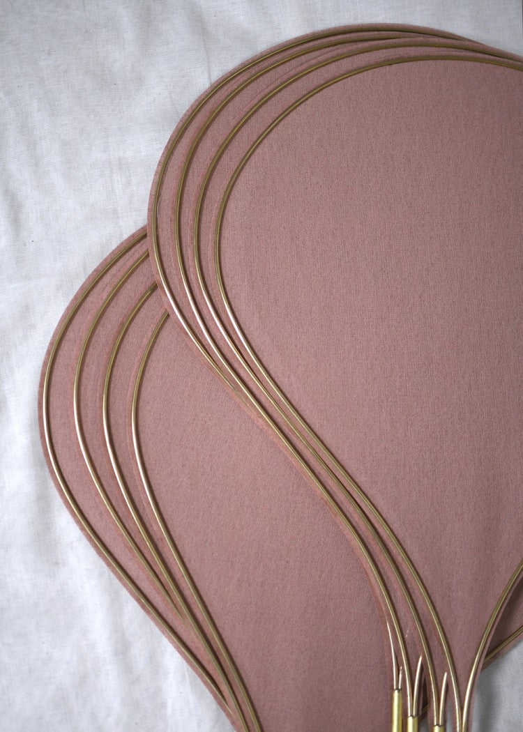 suspension George store en forme de fleur, en laiton et tissu rose