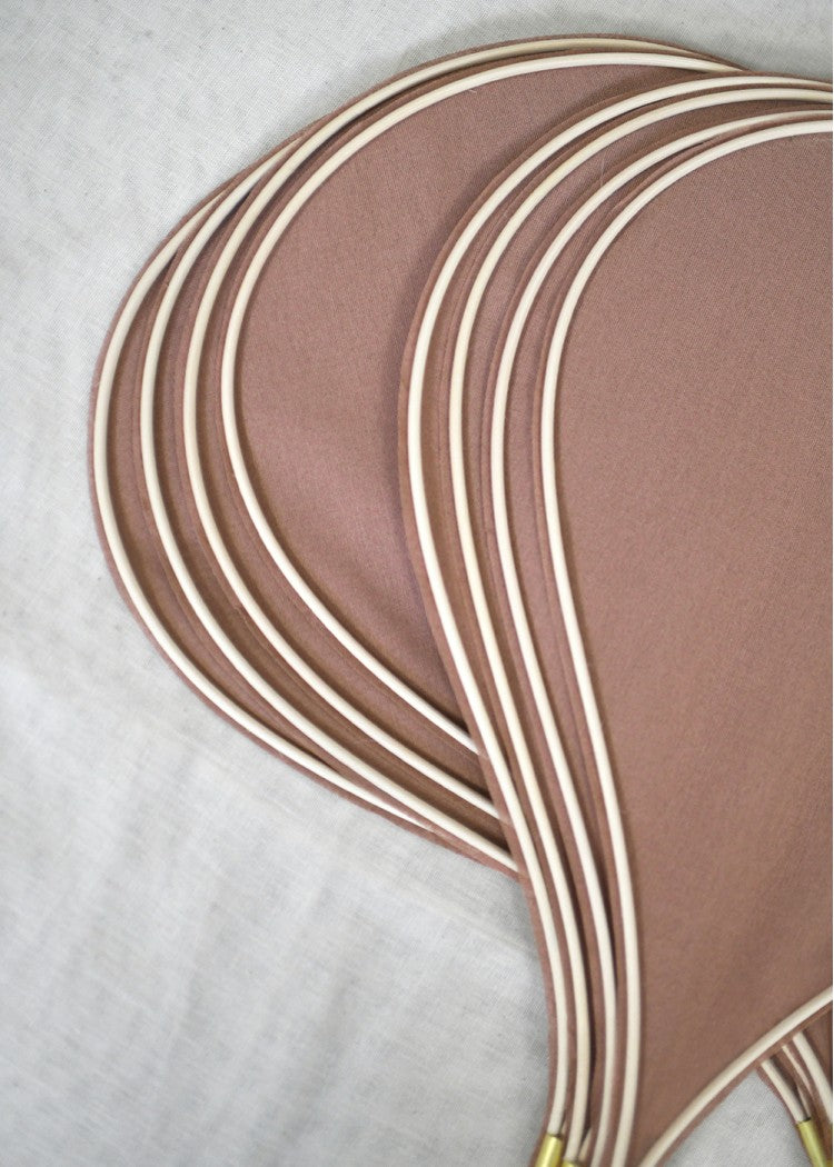 suspension George en forme de fleur en rotin et tissu rose