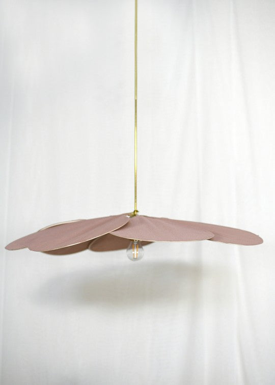 suspension George en forme de fleur en rotin et tissu rose