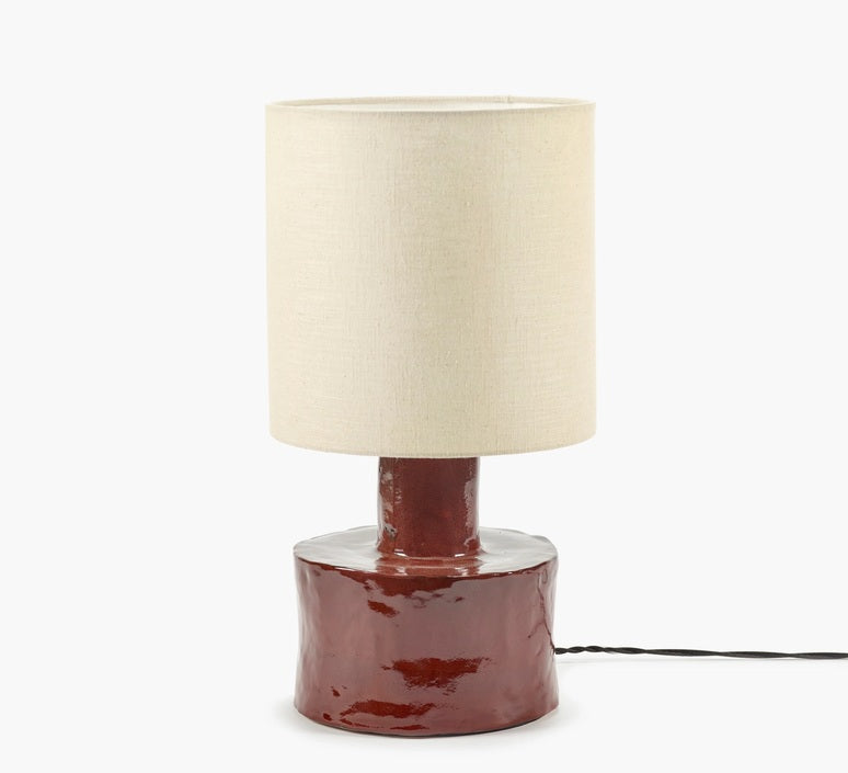 lampe catherine rouge serax avec abat jour blanc 