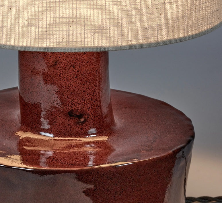 lampe catherine rouge serax avec abat jour blanc 