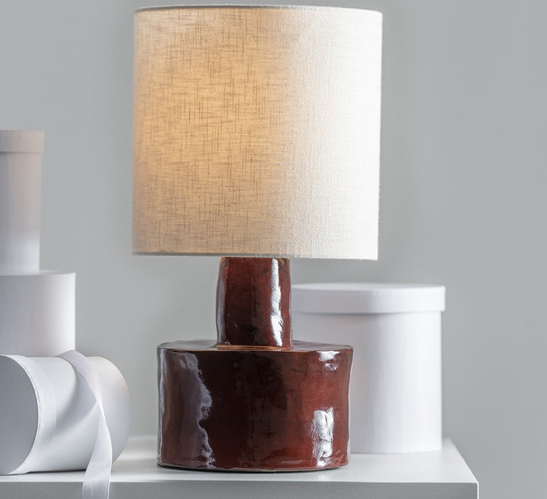 lampe catherine rouge serax avec abat jour blanc 