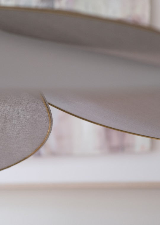 suspension George store en forme de fleur, en laiton et tissu gris clair