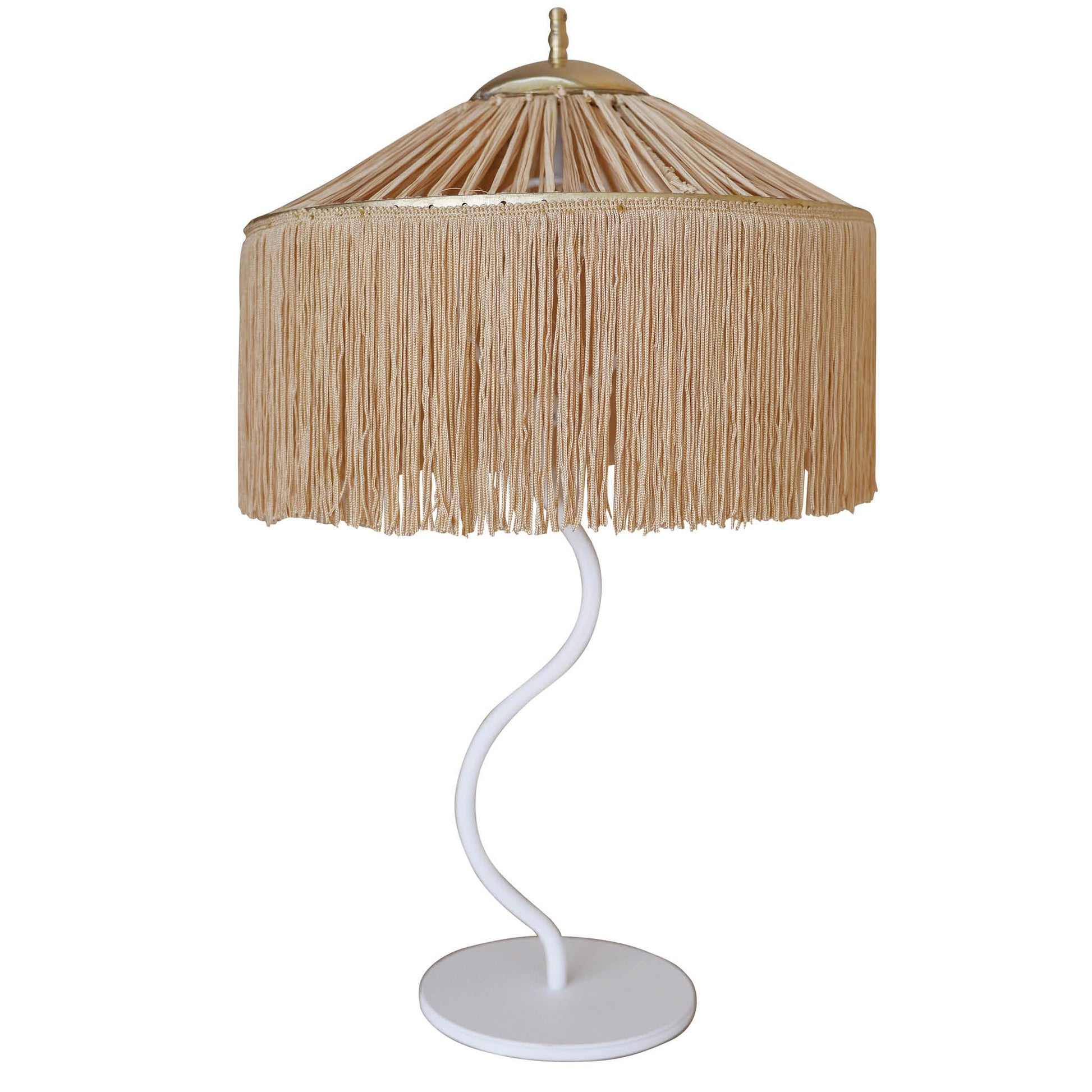 lampe à poser abat jour raphia et franges dorés structure en fer blanc ondulée