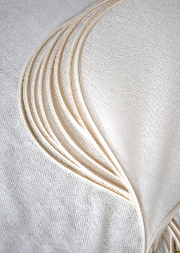 suspension George en forme de fleur en rotin et tissu écru