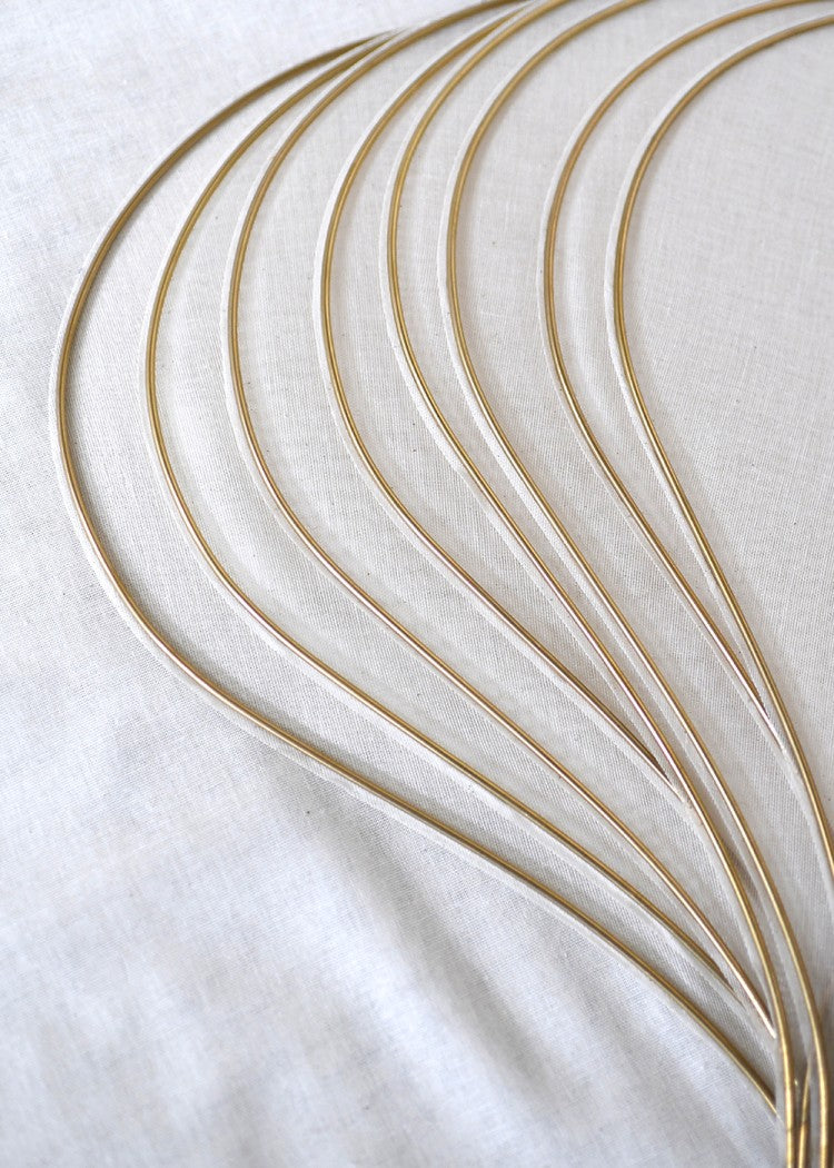 suspension George en forme de fleur en tissu blanc et laiton doré 