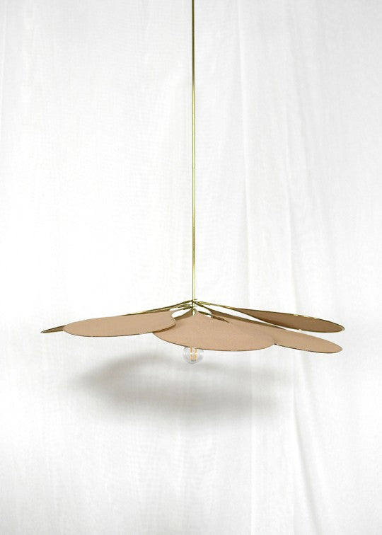 suspension George store en forme de fleur, en laiton et tissu beige rosé