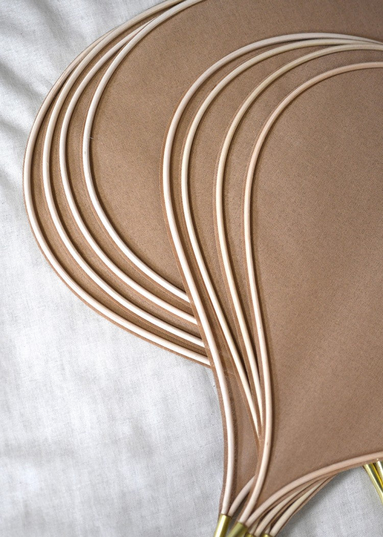 suspension George en forme de fleur en rotin et tissu beige