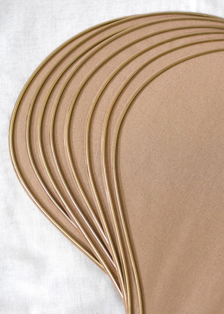 suspension George en forme de fleur en tissu beige et laiton doré 