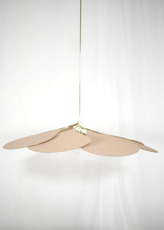 suspension George en forme de fleur en tissu beige et laiton doré 